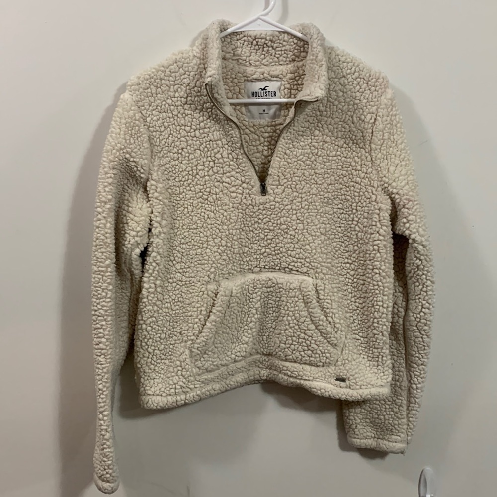 Hollister polyester popcorn type faux fur. Quite warm. Size Medium good cond
